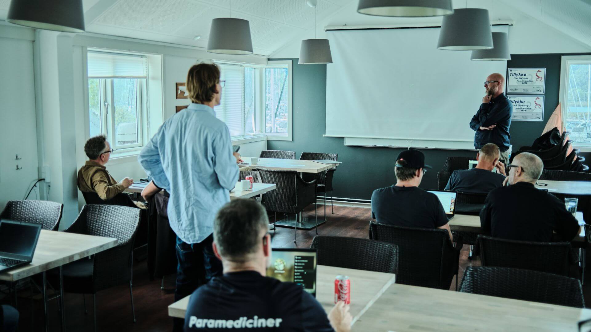 AI kursus i Nordsjælland – workshop med fokus på kunstig intelligens, strategi og praktisk anvendelse. Undervisning i mindre hold med hands-on læring.